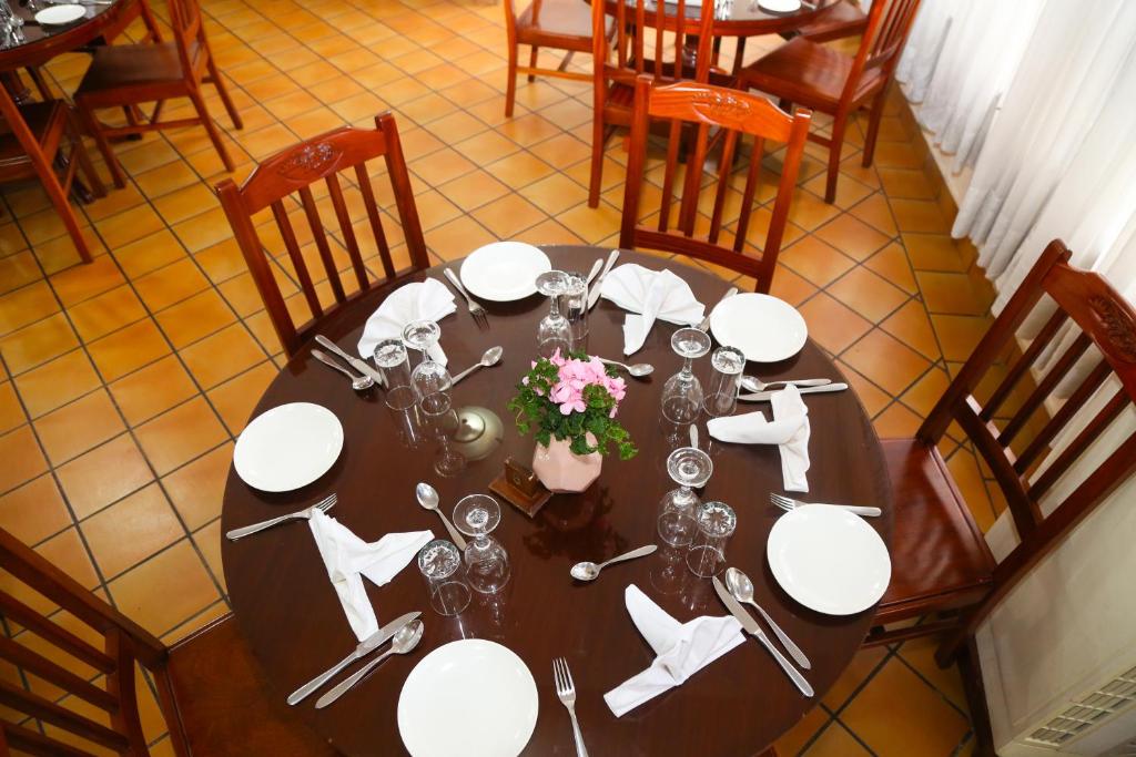 Coconut Grove Hotel - Image 5