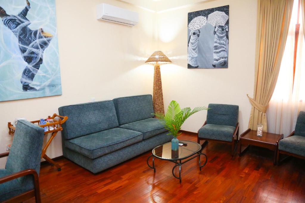 Coconut Grove Hotel - Image 6